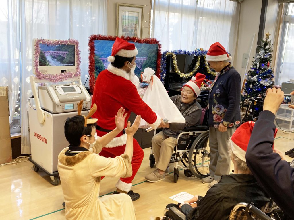 クリスマスプレゼントを渡すところ。