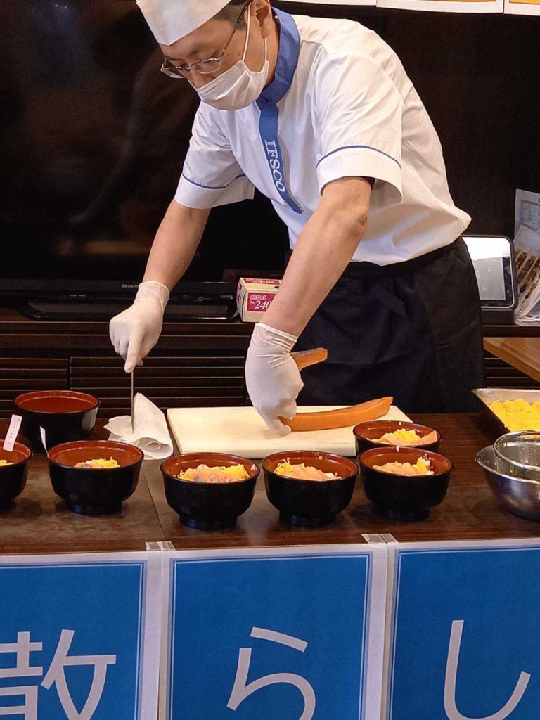 海鮮丼を作る男性