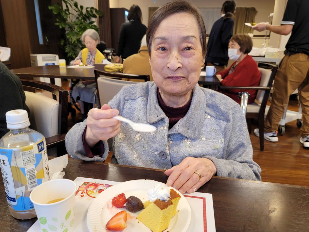 カステラを食べる女性