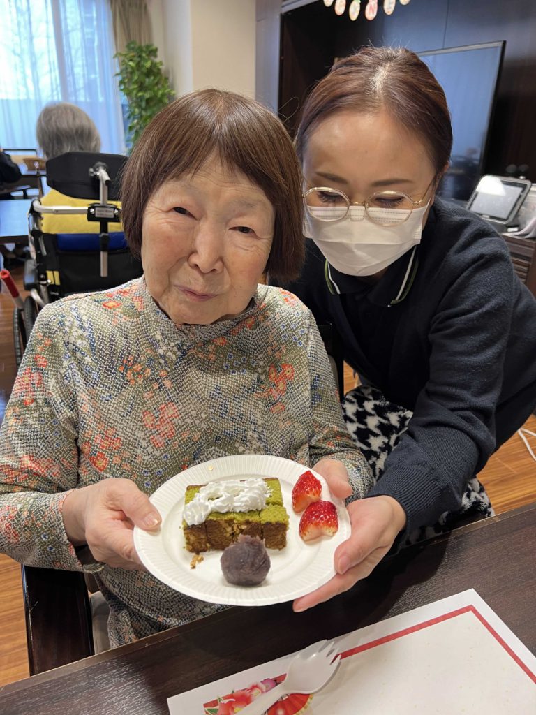 カステラのお皿を持つ女性2人