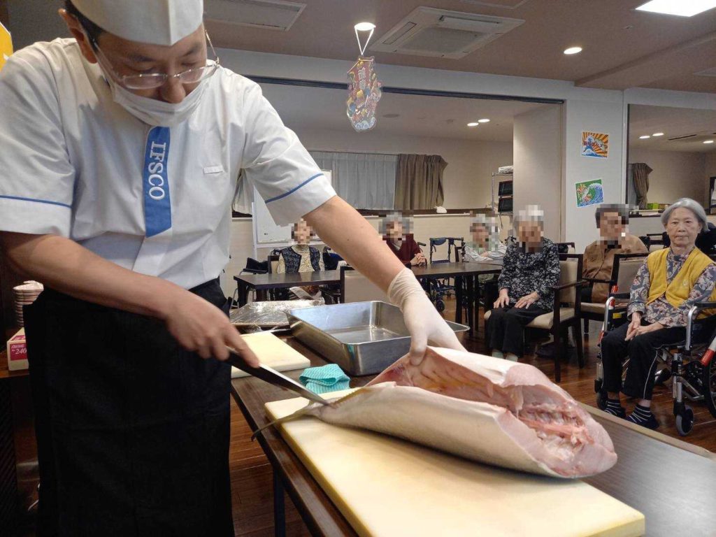 ぶりを捌く職人