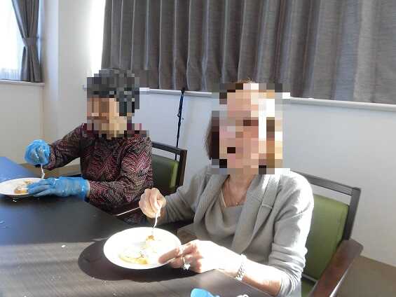 焼き上がったフレンチトーストを持って写真に写る女性