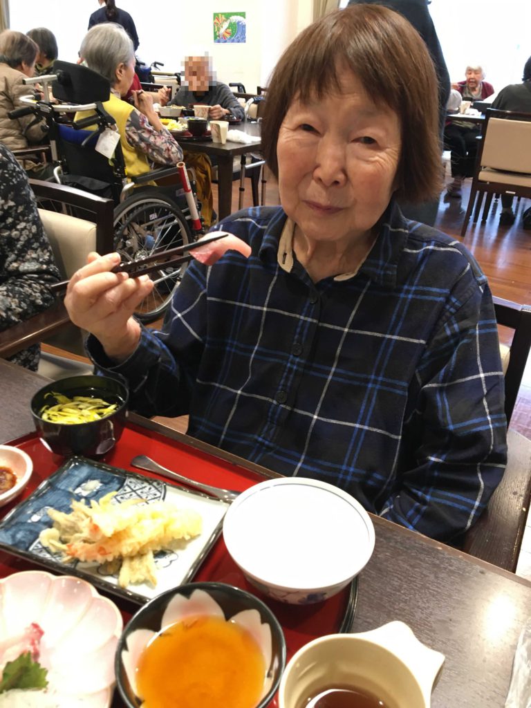 ぶり定食を食べる女性