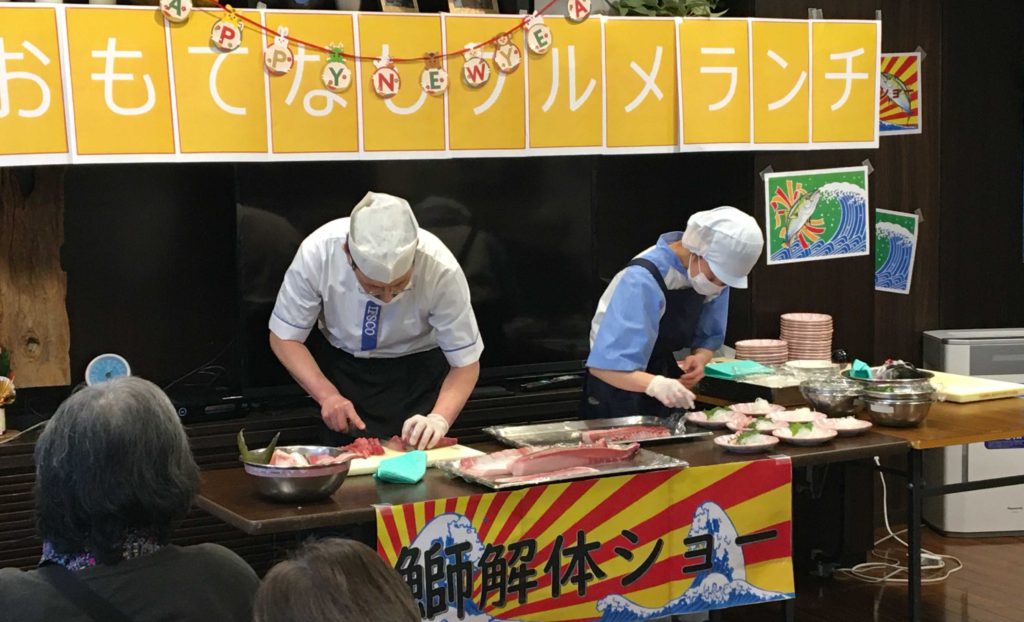 屋台風のステージでぶりを捌く