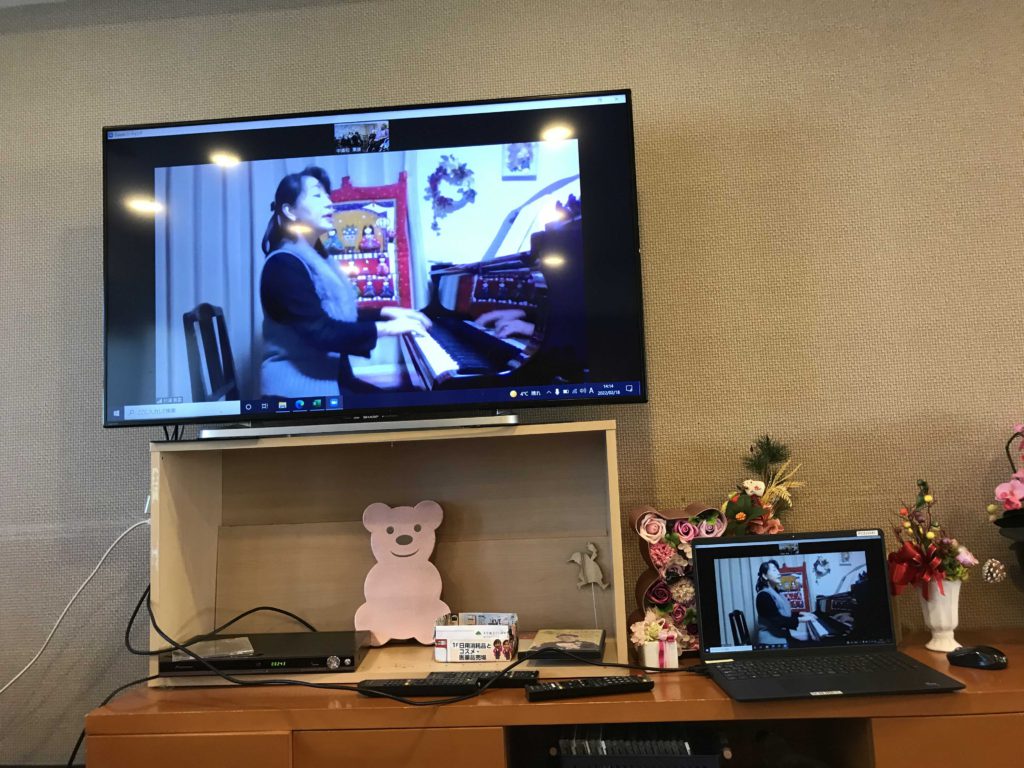 画面に映る音楽レクの先生