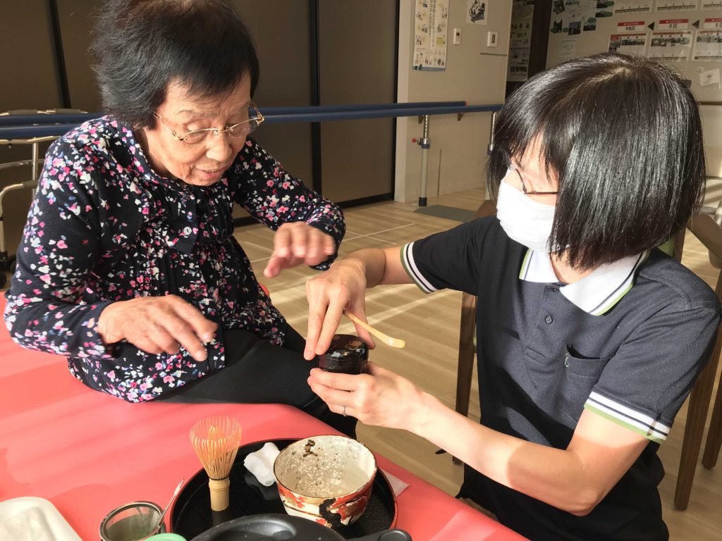 お抹茶を楽しむ女性