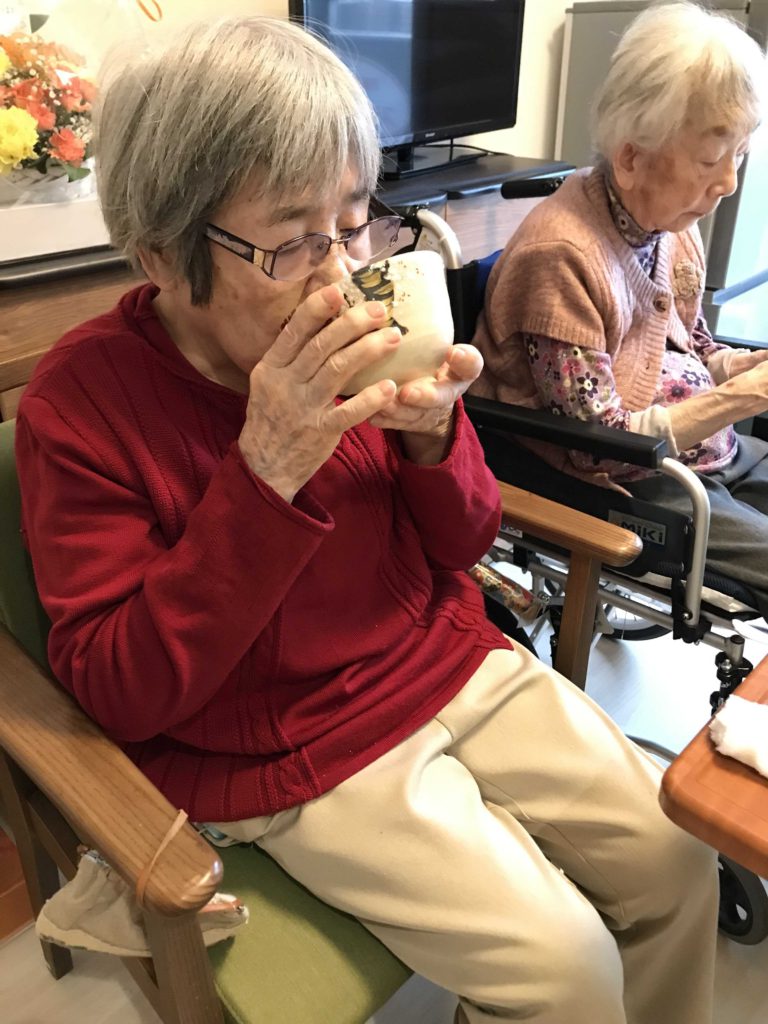 お抹茶を飲む女性