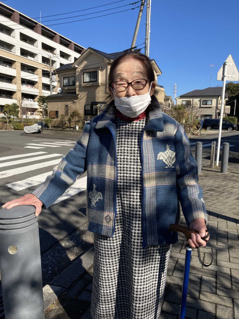 歩道に立つ女性