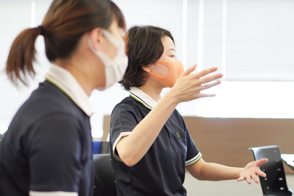 Zoom画面越しに話す女性