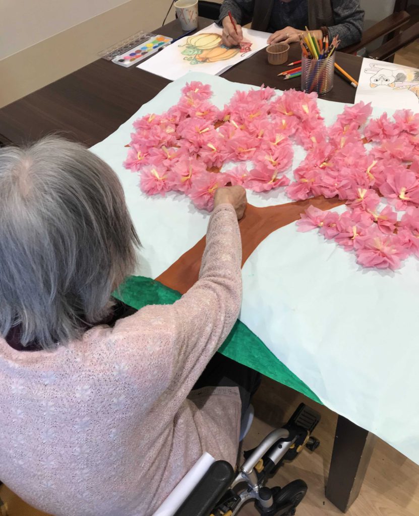 桜の制作に取り組む女性